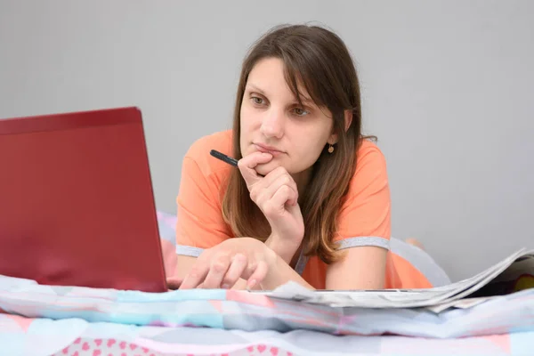 Meisje Zoek Naar Werk Online Sites Het Internet — Stockfoto