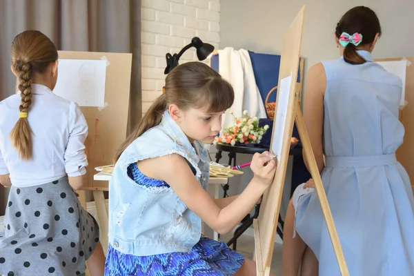 Kinderen Zijn Bezig Een Atelier Met Een Kunstenaar — Stockfoto