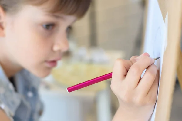 Κοντινό Πλάνο Του Χεριού Ενός Κοριτσιού Που Ζωγραφίζει Ένα Μολύβι — Φωτογραφία Αρχείου