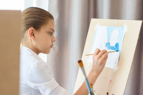 Uma Menina Roupas Leves Senta Frente Cavalete Desenha Vida Imóvel — Fotografia de Stock