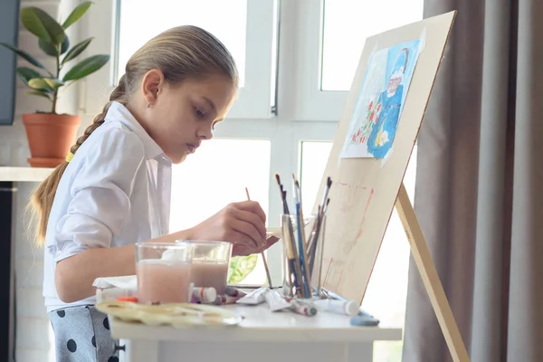 Genç Ressam Bir Sehpanın Arkasındaki Stüdyoda Resim Çiziyor — Stok fotoğraf
