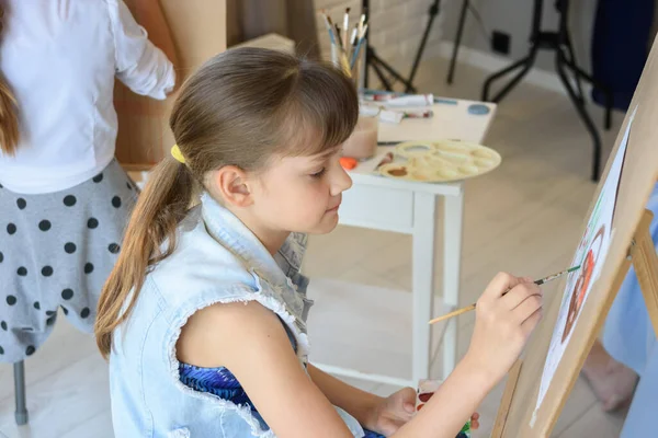 Llevar Los Niños Estudio Detrás Caballetes —  Fotos de Stock