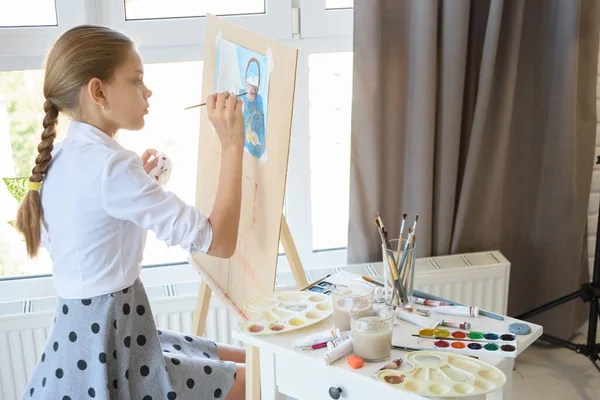 Дівчина Яко Малює Натюрморт Сидячи Перед Великим Світлим Вікном — стокове фото
