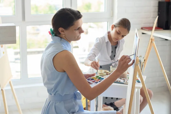 Concentrated Girl Draws Easel Next Young Girl — Stock Photo, Image