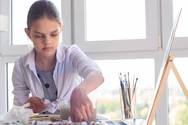 Girl Examines Paint Workplace Studio — Stock Photo, Image