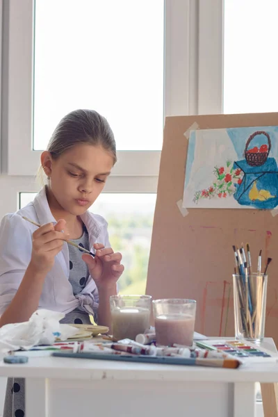 Dívka Zkoumá Štětec Pro Kreslení Akvarelové Barvy — Stock fotografie