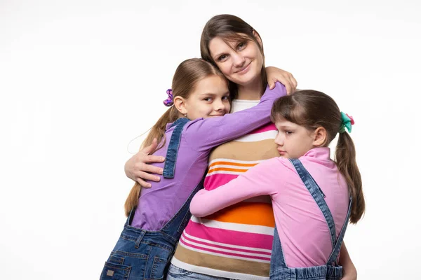 Enfants Embrasser Maman Maman Regarde Joyeusement Dans Cadre Isolé Sur — Photo