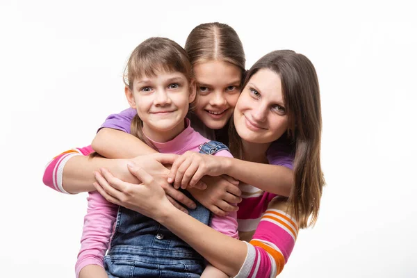 Zwei Mädchen Und Eine Mutter Europäischen Aussehens Schauen Glücklich Auf — Stockfoto