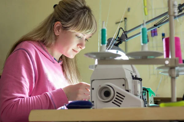 Girl Happily Sews Professional Sewing Machine — Stock Photo, Image