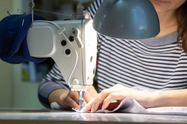 Крупным Планом Руки Девушки Работающей Швейной Машинке — стоковое фото