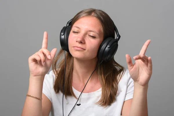 Portrét Dívky Která Poslouchá Hudbu Sluchátkách — Stock fotografie