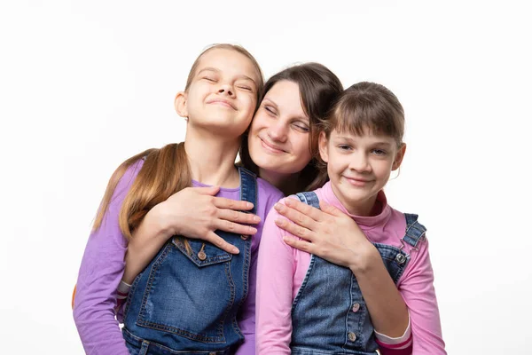 Mutter Klammerte Sich Glücklich Ihre Töchter Isoliert Auf Weißem Hintergrund — Stockfoto