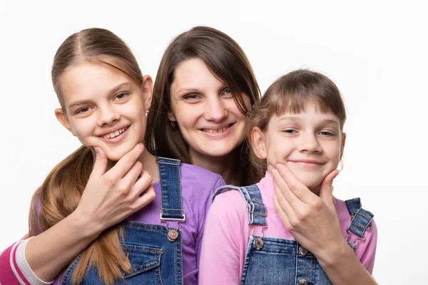 Maman Tient Joyeusement Les Enfants Par Menton Regarde Dans Cadre — Photo