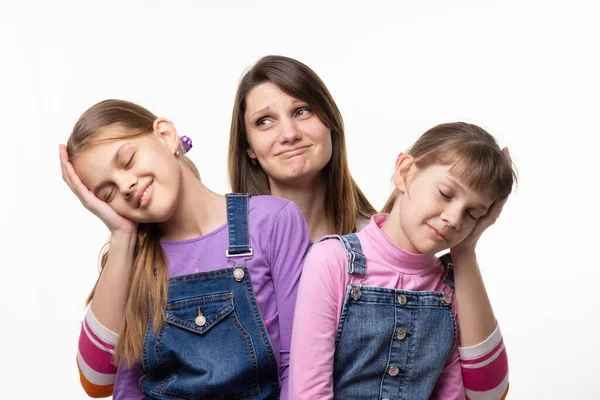 Moeder Houdt Hoofden Van Kinderen Handpalmen Geïsoleerd Een Witte Achtergrond — Stockfoto