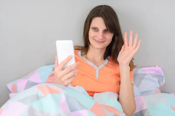 Meisje Liggend Bed Zwaaien Haar Hand Terwijl Chatten Video Bellen — Stockfoto