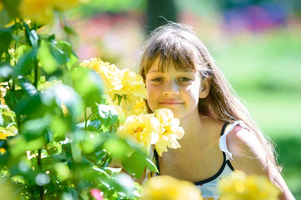 Meisje Het Park Ruikt Gele Rozen Een Zonnige Dag — Stockfoto