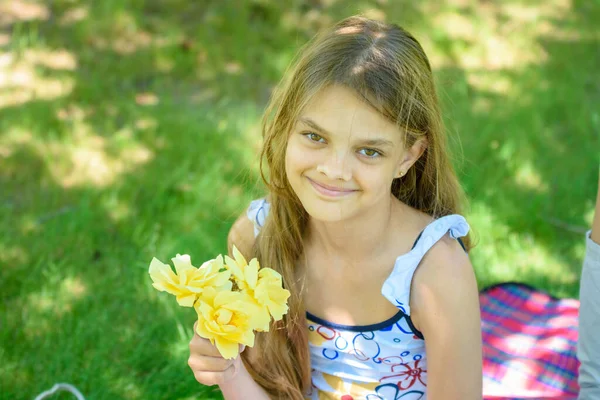Uma Menina Desarrumada Senta Uma Clareira Segura Buquê Rosas Amarelas — Fotografia de Stock