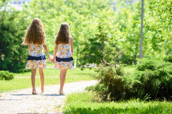 Girlfriends Identical Clothes Handle City Park — Stock Photo, Image