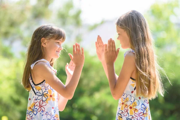 子供たちは街の公園 クローズアップを歩く女性を再生します — ストック写真