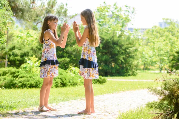 Kinderen Spelen Kikkers Wandelen Het Stadspark — Stockfoto