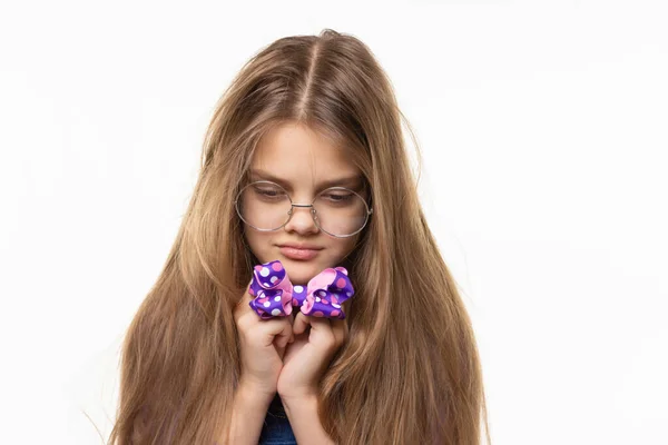 Meisje Kijkt Droevig Naar Blauwe Boog Haar Handen — Stockfoto