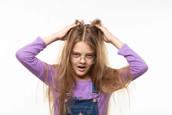 Long Haired Girl Scratches Her Head Her Hands — Stock Photo, Image