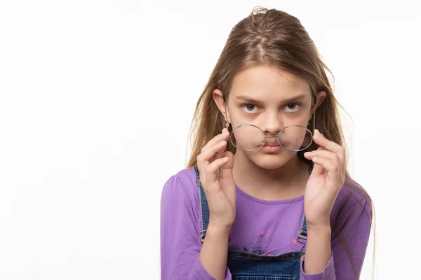 Tiener Meisje Neemt Bril Geïsoleerd Witte Achtergrond — Stockfoto