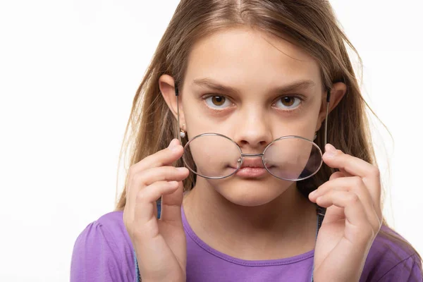 Teen Girl Takes Glasses Close — Stock Photo, Image