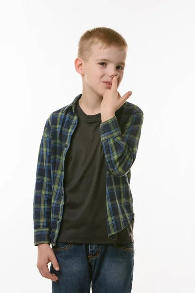 Αγόρι Που Μαζεύει Δάχτυλα Στη Μύτη Απομονωμένο Λευκό Φόντο — Φωτογραφία Αρχείου