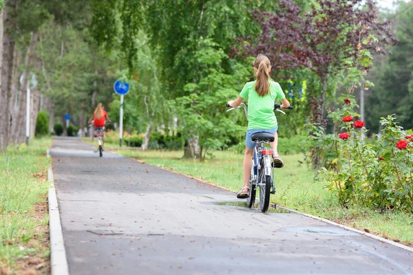 女の子は都市公園の特別な自転車道に乗っています — ストック写真