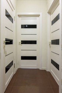 Koridorda üç kapalı iç kapı var.