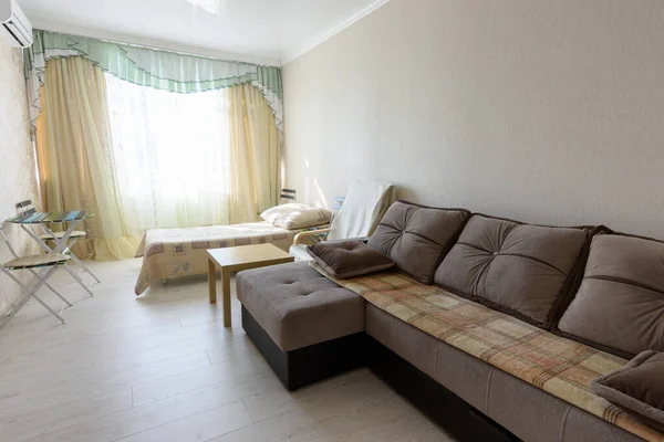 Interior Del Dormitorio Apartamento Con Gran Sofá — Foto de Stock