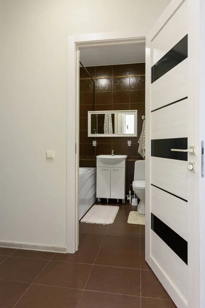 廊下からトイレと組み合わせたバスルームへの入り口 — ストック写真