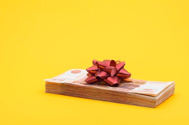 Beş bininci banknotun üzerinde kırmızı bir fiyonk, sarı bir zemin var.