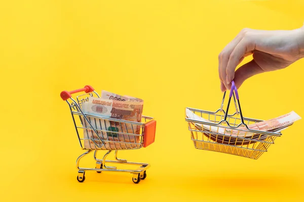 Cinq Millièmes Billets Sont Dans Panier Épicerie Une Main Tient — Photo