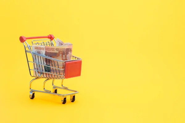 Carrinho Supermercado Encontra Pacote Cinco Mil Notas Russas Fundo Amarelo — Fotografia de Stock