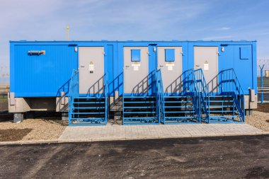 İnşaat halindeki tesisteki endüstriyel elektrik trafosu.