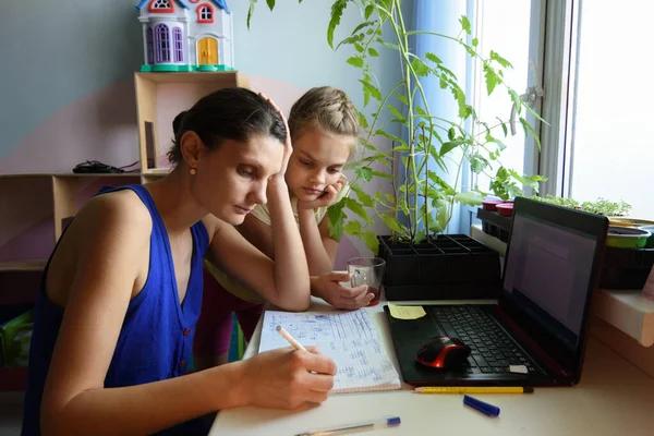 Tutor Spiega Bambino Come Fare Lavoro Notebook — Foto Stock