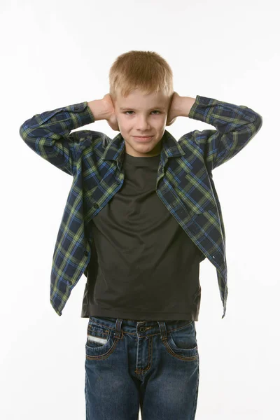 Pojken Täcker Öronen Med Händerna Vit Bakgrund Vardagliga Kläder — Stockfoto