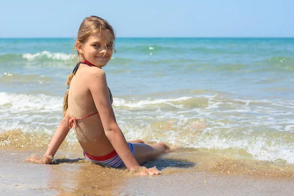 Дівчина Сидить Піщаному Пляжі Повернулася Щоб Подивитися Рамку — стокове фото
