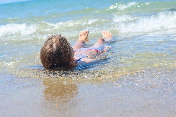 Girl Lies Her Back Shallow Water Sea Sandy Coast — Stock Photo, Image