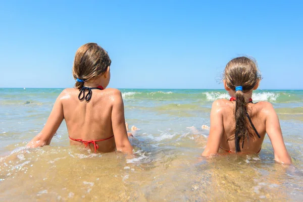 Los Niños Sientan Agua Costa Miran Distancia — Foto de Stock