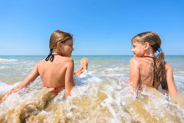 Crianças Sentam Água Uma Praia Arenosa Olham Para Outro Alegremente — Fotografia de Stock