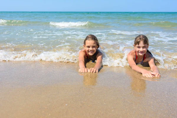 Las Niñas Encuentran Arena Costa Del Mar Felizmente Mirar Marco — Foto de Stock