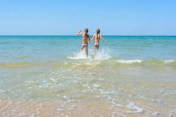 Meninas Correm Água Nadando Águas Rasas — Fotografia de Stock