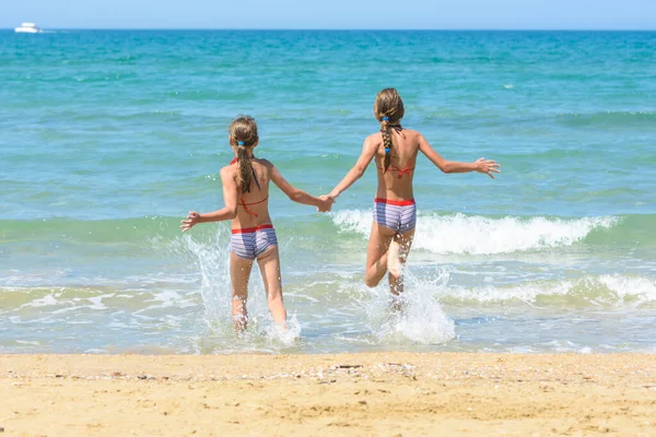 Children Holding Hands Run Swimming Sea — Stock Photo, Image