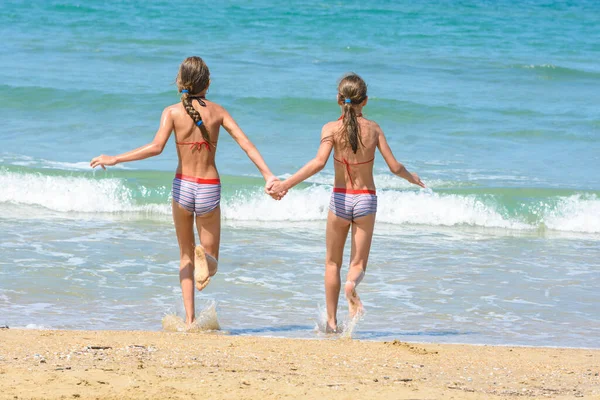 Ragazze Che Tengono Mano Corrono Mare — Foto Stock