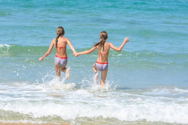 Girlfriends Ran Sea View Back — Stock Photo, Image