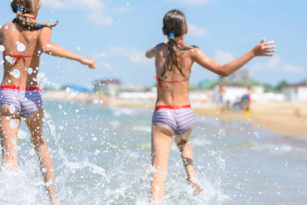 Spray Soars Children Run Seashore — Stock Photo, Image
