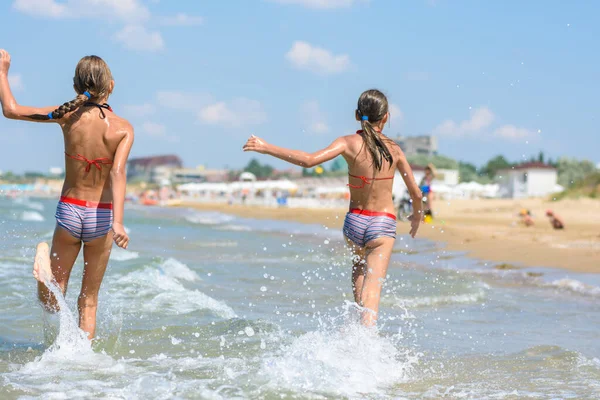 Two Girls Joyfully Run Sea Warm Summer Day Rear View — Stock Photo, Image